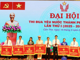  - Chủ tịch Cần Thơ tặng Cờ thi đua cho 11 tập thể xuất sắc trong phong trào thi đua yêu nước