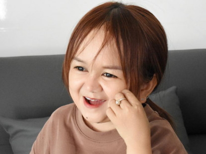  Cô gái tý hon ở Quảng Ngãi làm Yotube xây tặng cha mẹ ngôi nhà 1,5 tỷ đồng