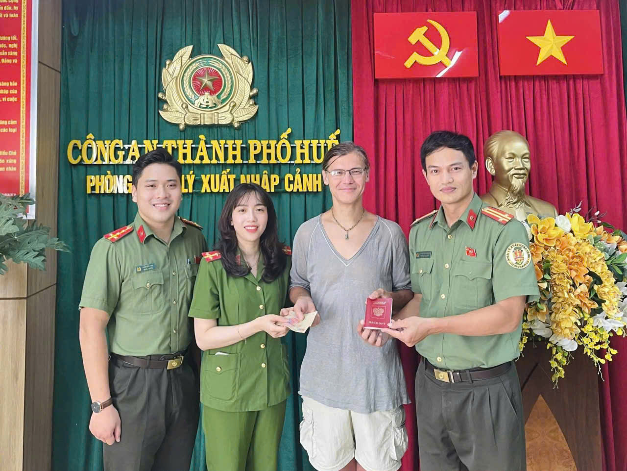 Công an Huế tìm lại tài sản cho du khách Nga đánh rơi trước giờ xuất cảnh - 1