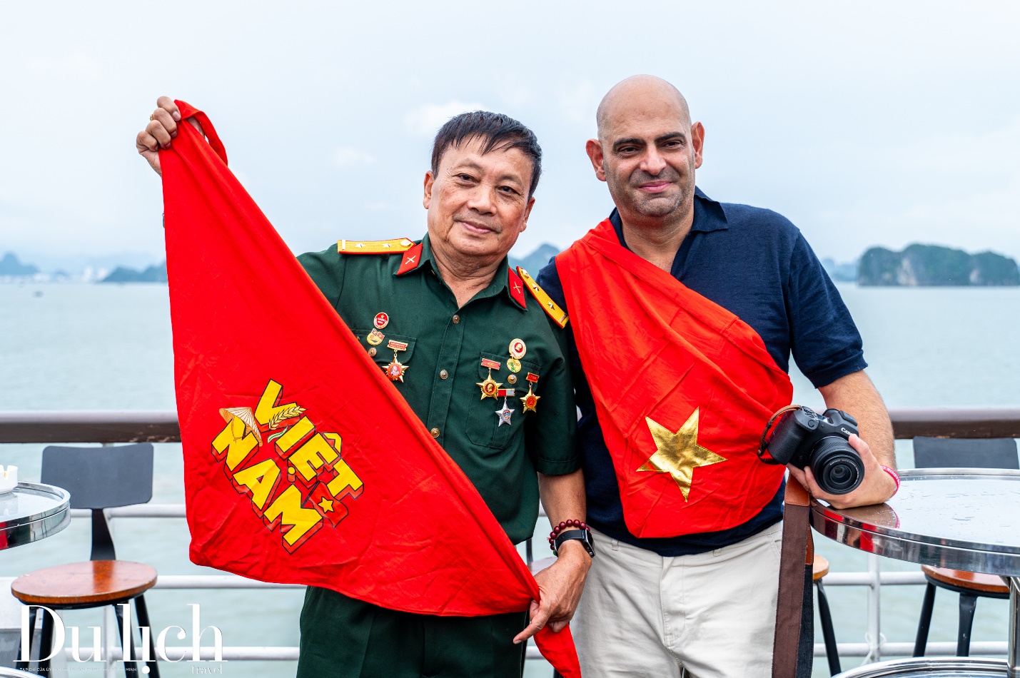 nhung vi khach dac biet tren chuyen du thuyen tham quan vinh ha long - 9