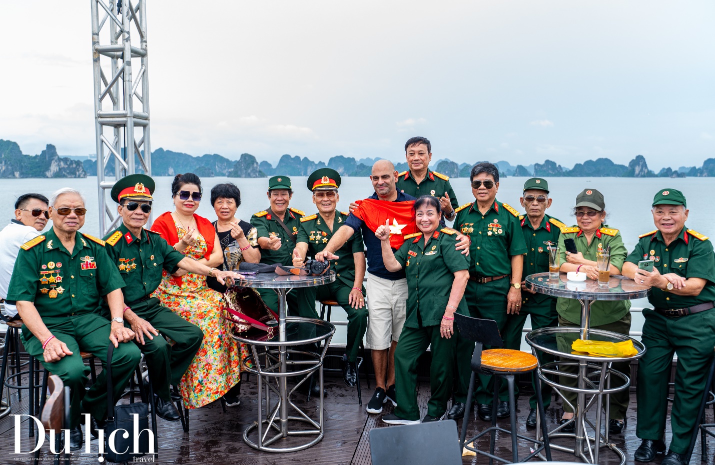 nhung vi khach dac biet tren chuyen du thuyen tham quan vinh ha long - 14