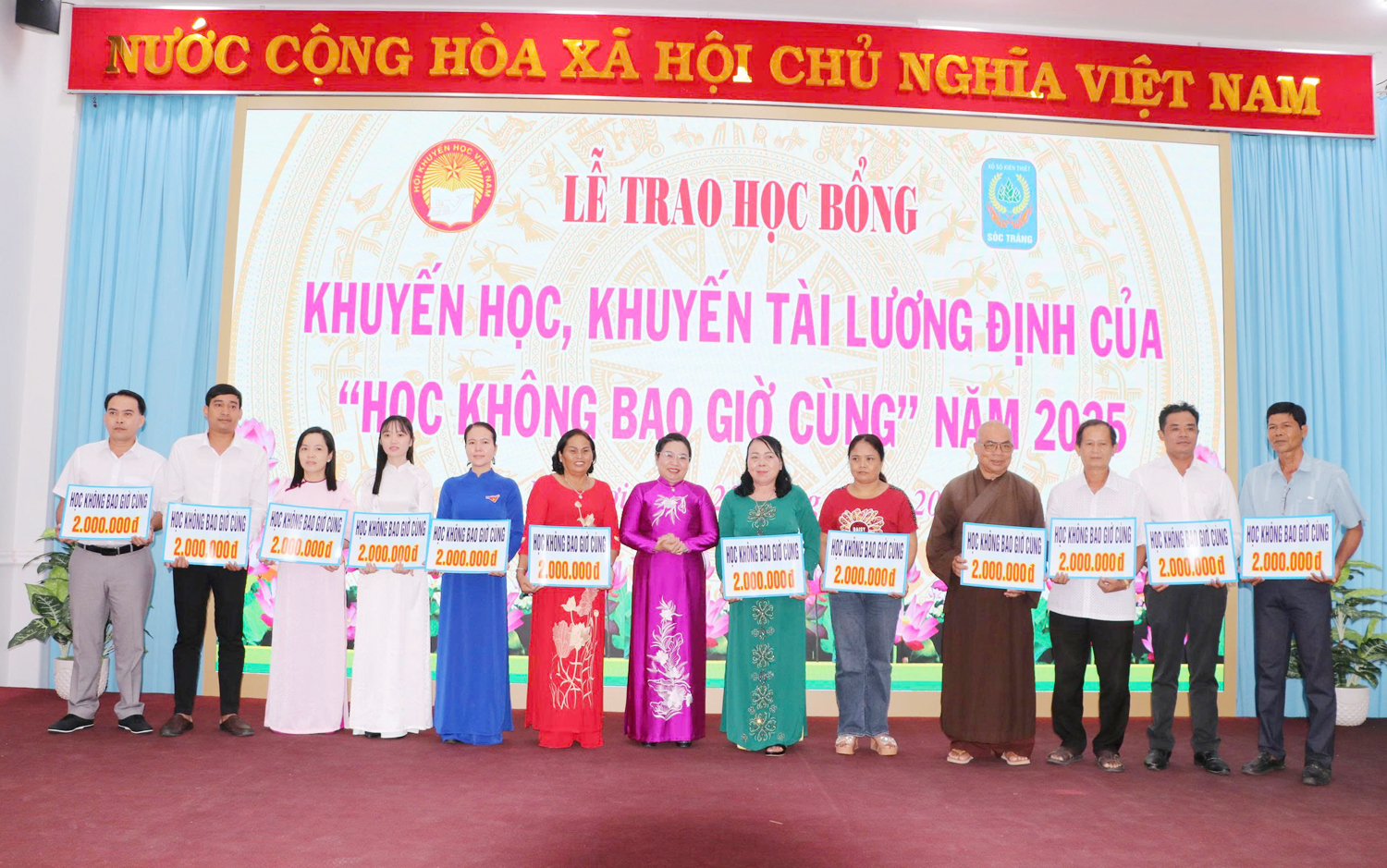 Công ty Xổ số kiến thiết Sóc Trăng tài trợ học bổng Lương Định Của gần 2 tỷ đồng - 1