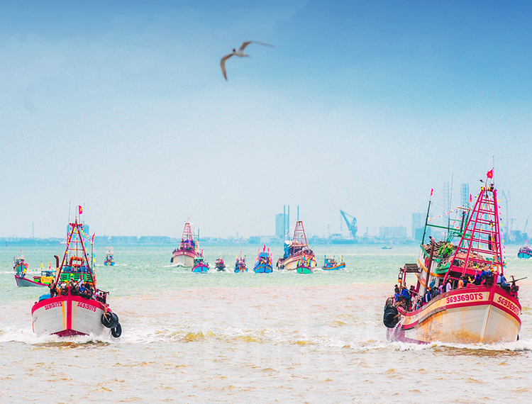 Đêm trăng rằm, lung linh hoa đăng cưỡi sóng rước hội Nghinh Ông