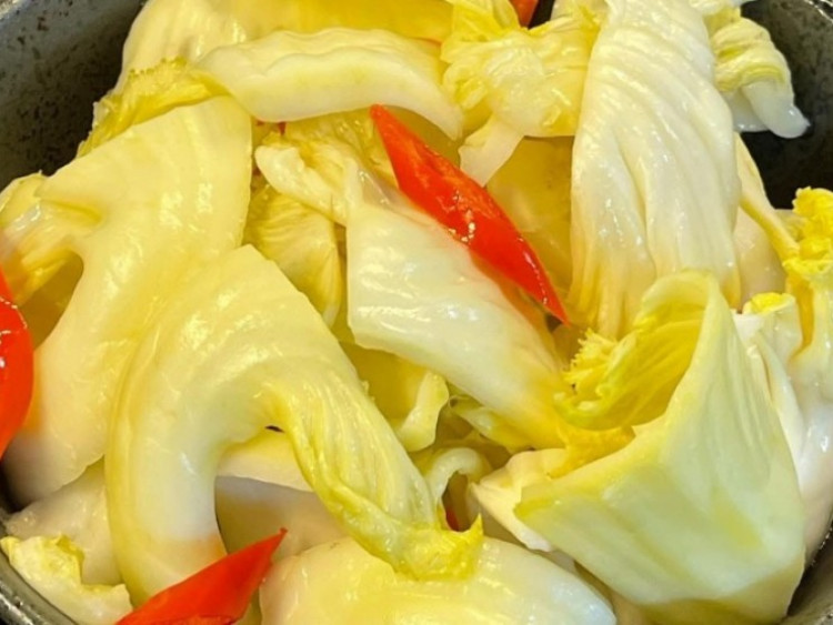 Mẹo muối dưa vàng ruộm, không nổi váng, người vụng mấy cũng làm được