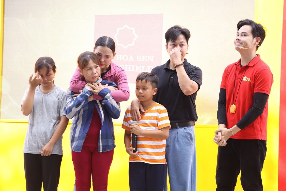 Đại Nghĩa, Quách Tuấn Du, Phương Trinh Jolie, Wean và Phương Linh xúc động khi ghi hình “Mái ấm gia đình Việt” tại An Giang - 1