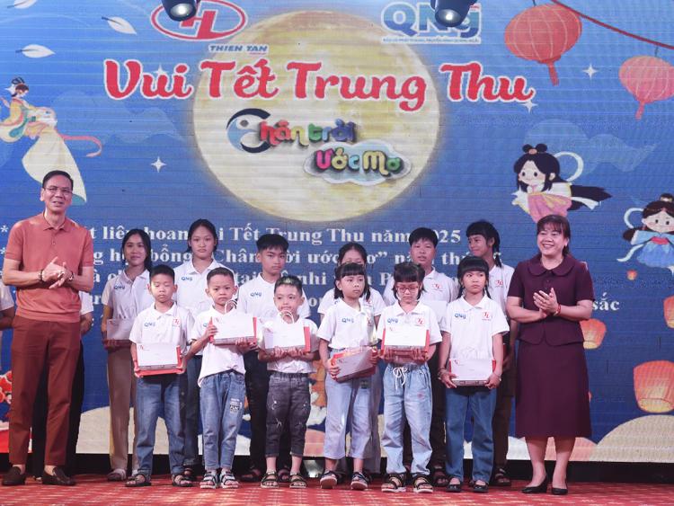 Trao tặng học bổng 17 tỷ đồng cho trẻ nghèo, mồ côi Quảng Ngãi