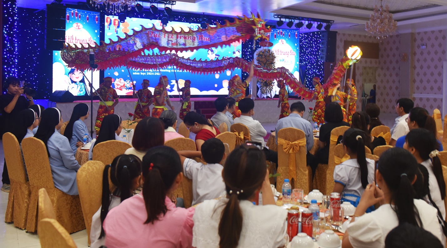 Trao tặng học bổng 17 tỷ đồng cho trẻ nghèo, mồ côi Quảng Ngãi - 4