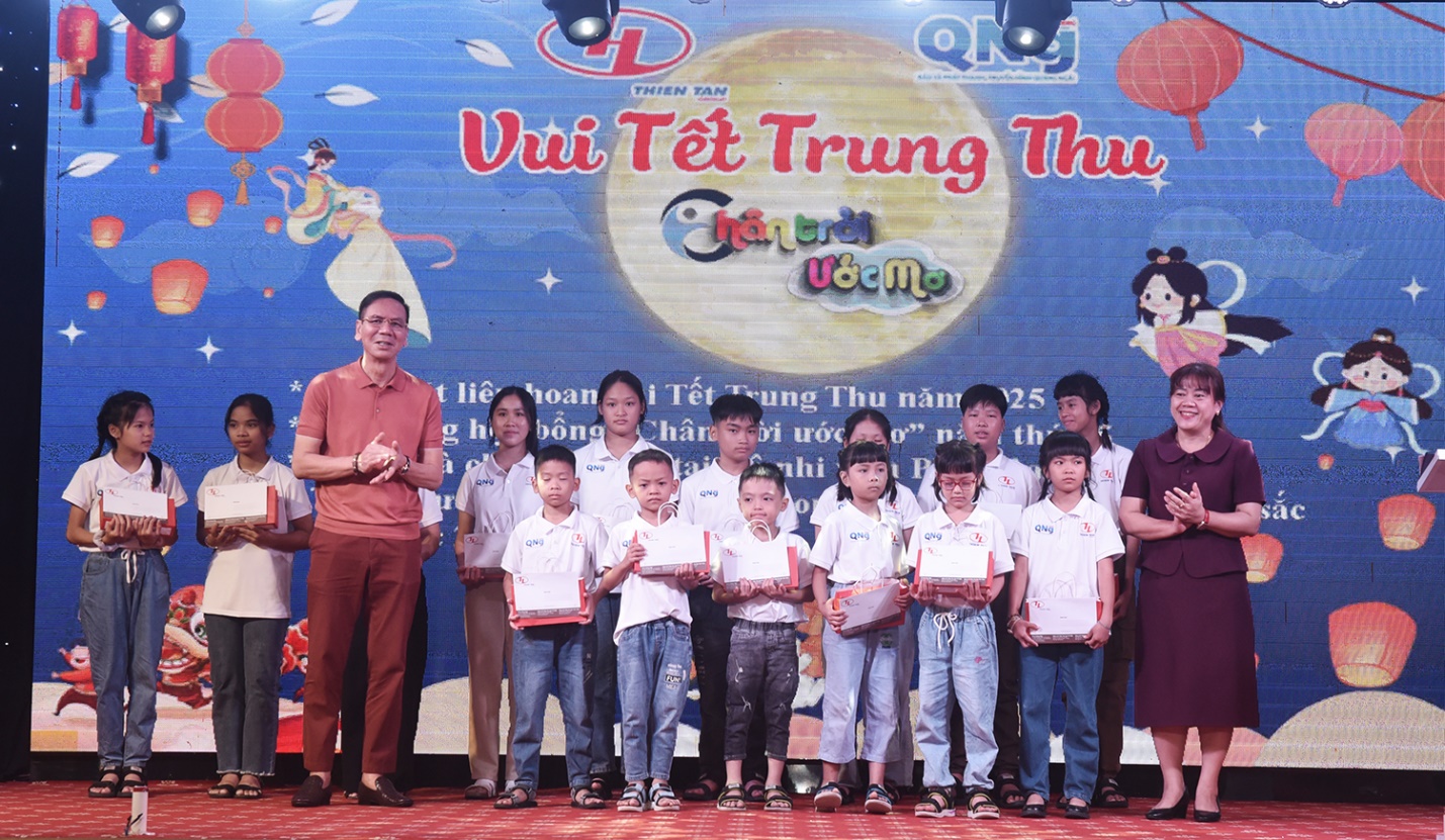 Trao tặng học bổng 17 tỷ đồng cho trẻ nghèo, mồ côi Quảng Ngãi - 6