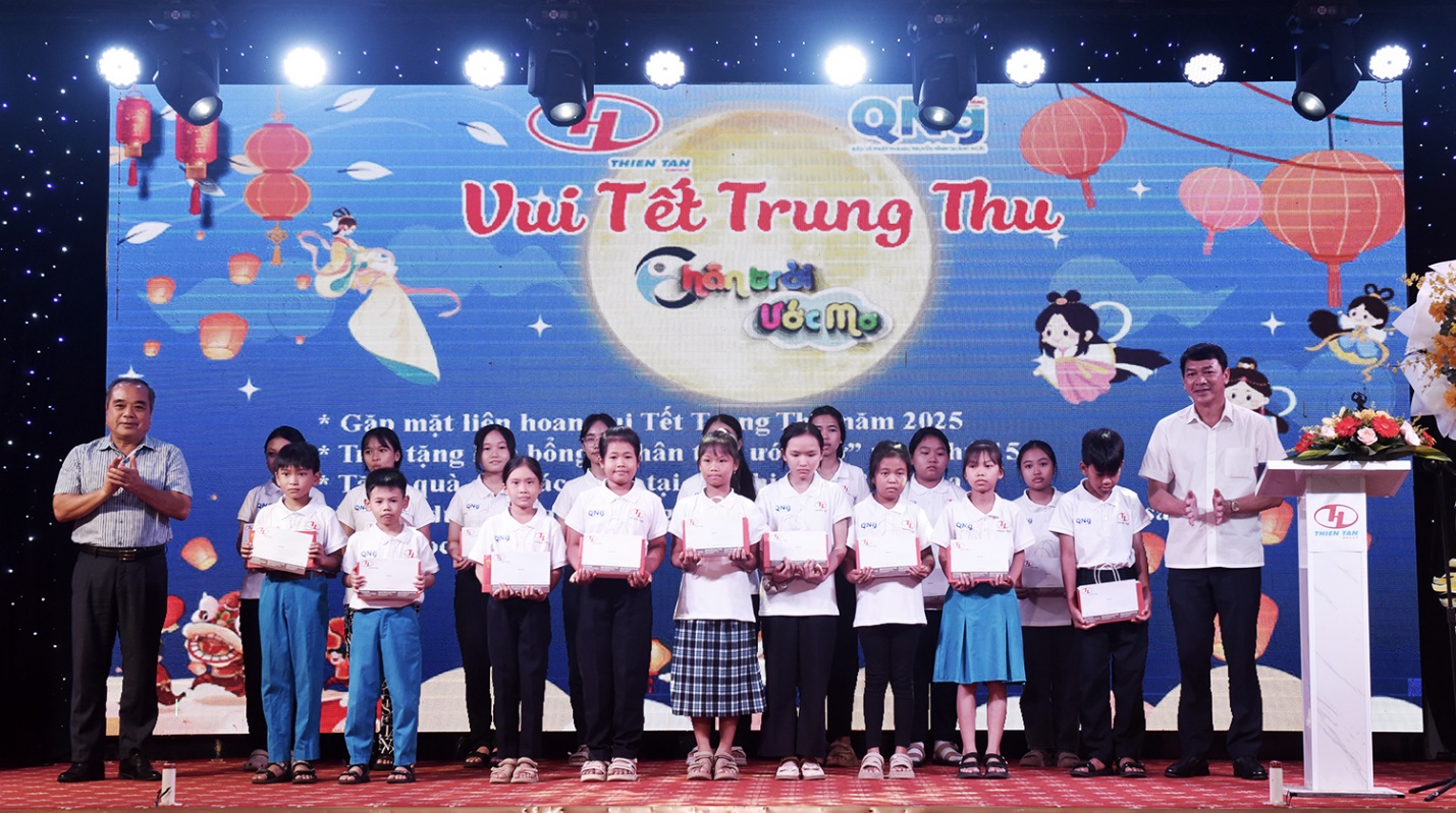Trao tặng học bổng 17 tỷ đồng cho trẻ nghèo, mồ côi Quảng Ngãi - 7