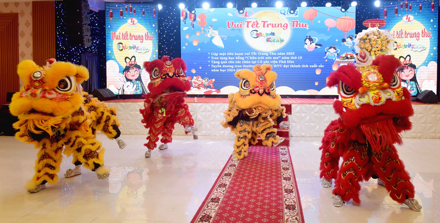 Trao tặng học bổng 17 tỷ đồng cho trẻ nghèo, mồ côi Quảng Ngãi - 2
