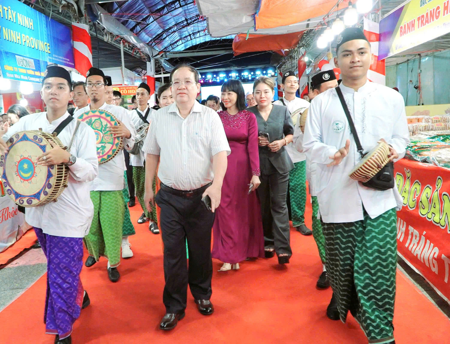 Rộn ràng Ngày hội du lịch, ẩm thực và hội chợ OCOP tại An Giang - 1