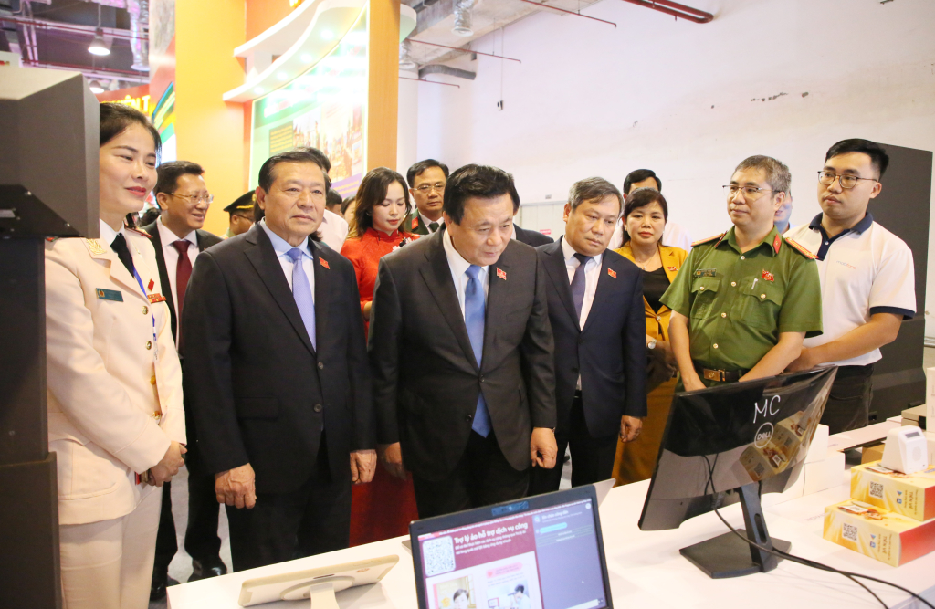 Triển lãm thành tựu phát triển kinh tế - xã hội tỉnh Quảng Ninh 5 năm - 4