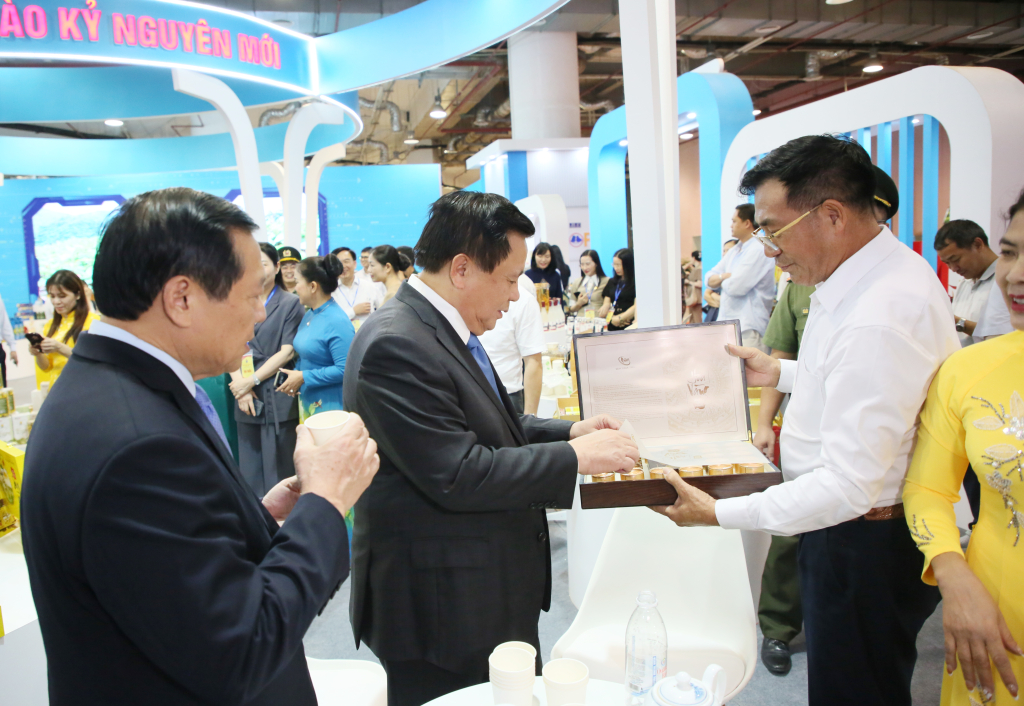 Triển lãm thành tựu phát triển kinh tế - xã hội tỉnh Quảng Ninh 5 năm - 6