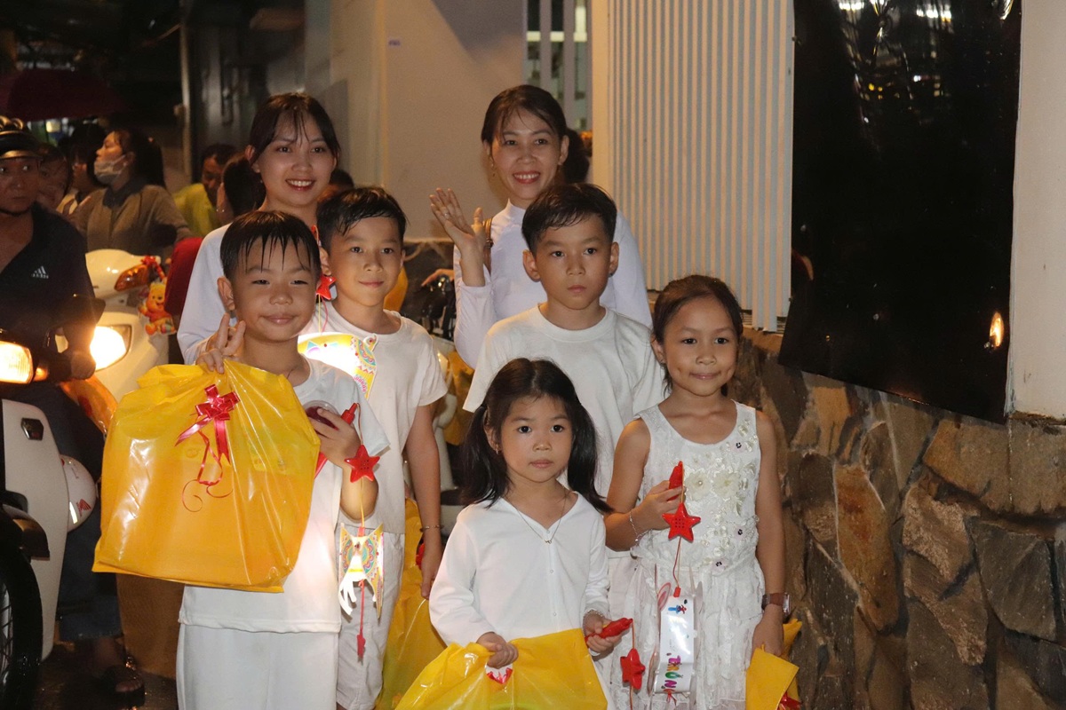 Trung thu yêu thương thắp sáng ước mơ tuổi thơ - 11