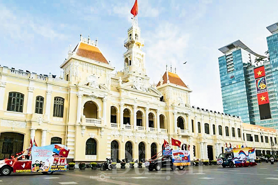 Long trọng đoàn xe hoa diễu hành chào mừng Đại hội Đại biểu Đảng bộ TP.HCM lần thứ I - 1