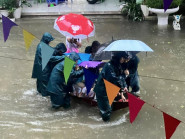 Nước ngập, nhiều trường ở Hà Nội cho học sinh ăn và nghỉ tại trường qua đêm