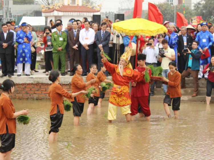 Lễ hội Vua Hùng dạy dân cấy lúa