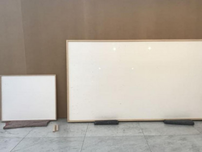 Giải trí - &quot;Bức tranh&quot; giá 84.000 USD ở bảo tàng là khung tranh trắng với dòng chữ: &quot;Ôm tiền và biến&quot;