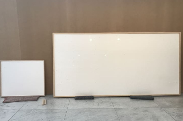 "Bức tranh" giá 84.000 USD ở bảo tàng là khung tranh trắng với dòng chữ: "Ôm tiền và biến" - 1