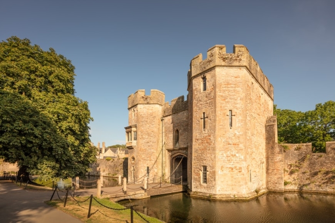 Những lâu đài cổ rùng rợn ở Anh - 1