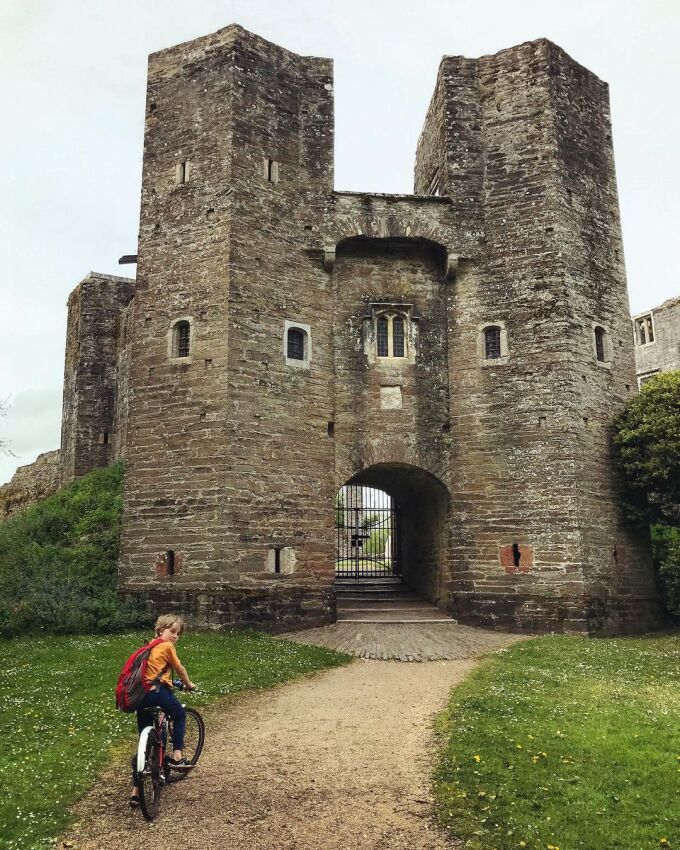 Những lâu đài cổ rùng rợn ở Anh - 3