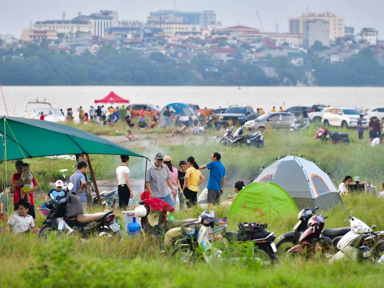 Hàng trăm người dựng trại cuối tuần bên bờ sông Hồng