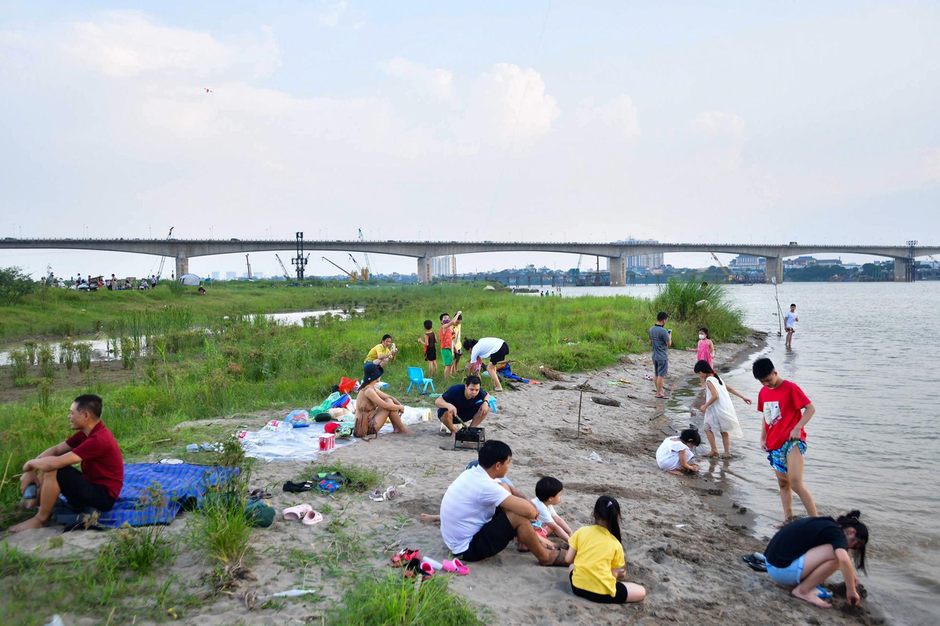 Hàng trăm người dựng trại cuối tuần bên bờ sông Hồng - 3