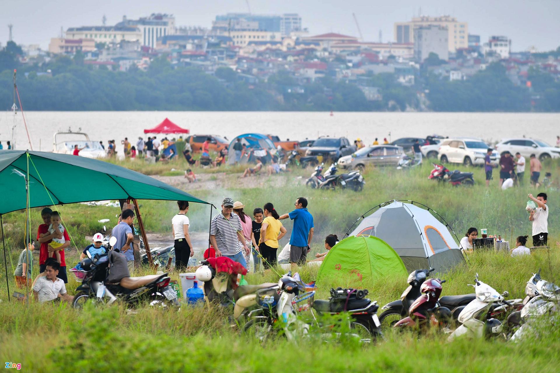 Hàng trăm người dựng trại cuối tuần bên bờ sông Hồng - 1