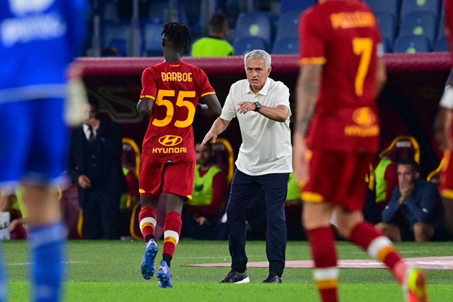 Mourinho giúp AS Roma thăng hoa, mặt cau có đón kỷ lục &#34;vô tiền khoáng hậu&#34; - 1