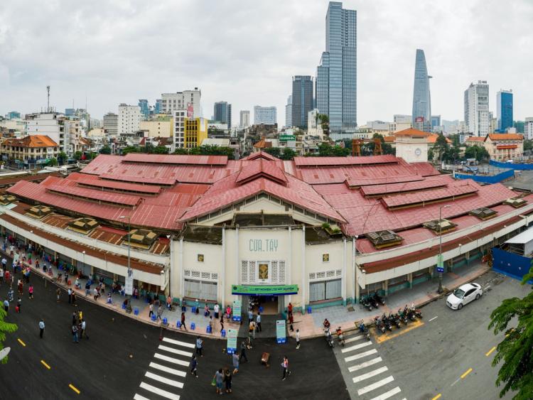 Chợ Bến Thành dần nhộn nhịp trở lại