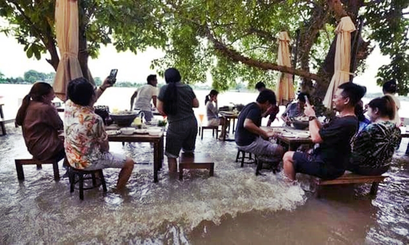 Nhà hàng “chơi chiêu” mùa lũ nước ngập quá gối, vừa ăn vừa tránh sóng - 3