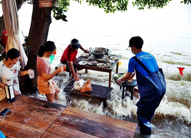 Nhà hàng “chơi chiêu” mùa lũ nước ngập quá gối, vừa ăn vừa tránh sóng - 4