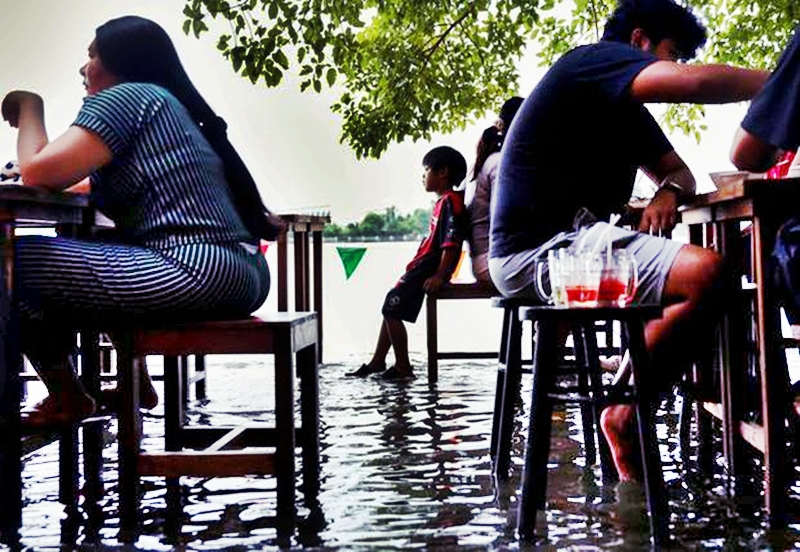 Nhà hàng “chơi chiêu” mùa lũ nước ngập quá gối, vừa ăn vừa tránh sóng - 5