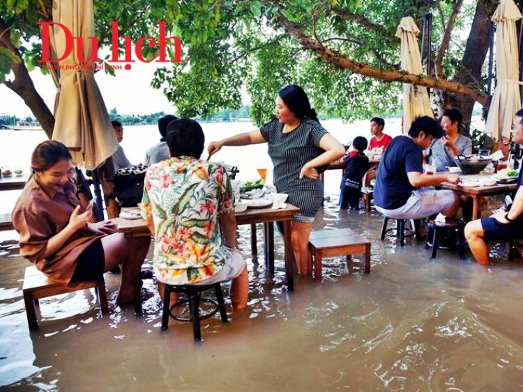 Nhà hàng “chơi chiêu” mùa lũ nước ngập quá gối, vừa ăn vừa tránh sóng