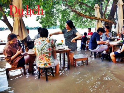 Chuyện hay - Nhà hàng “chơi chiêu” mùa lũ nước ngập quá gối, vừa ăn vừa tránh sóng