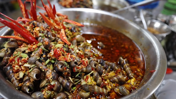 Chợ ăn vặt nổi tiếng Đà Nẵng trong mắt YouTuber nước ngoài - 1