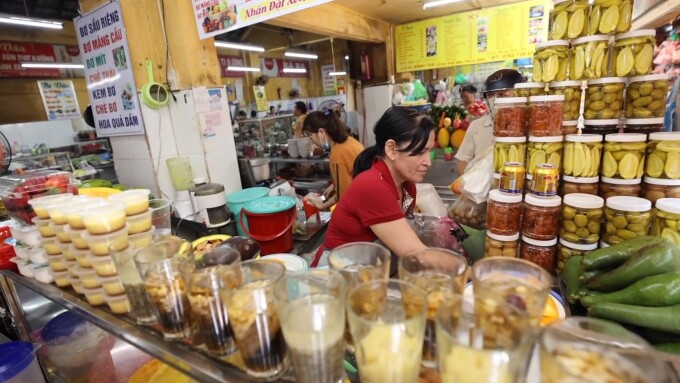 Chợ ăn vặt nổi tiếng Đà Nẵng trong mắt YouTuber nước ngoài - 2