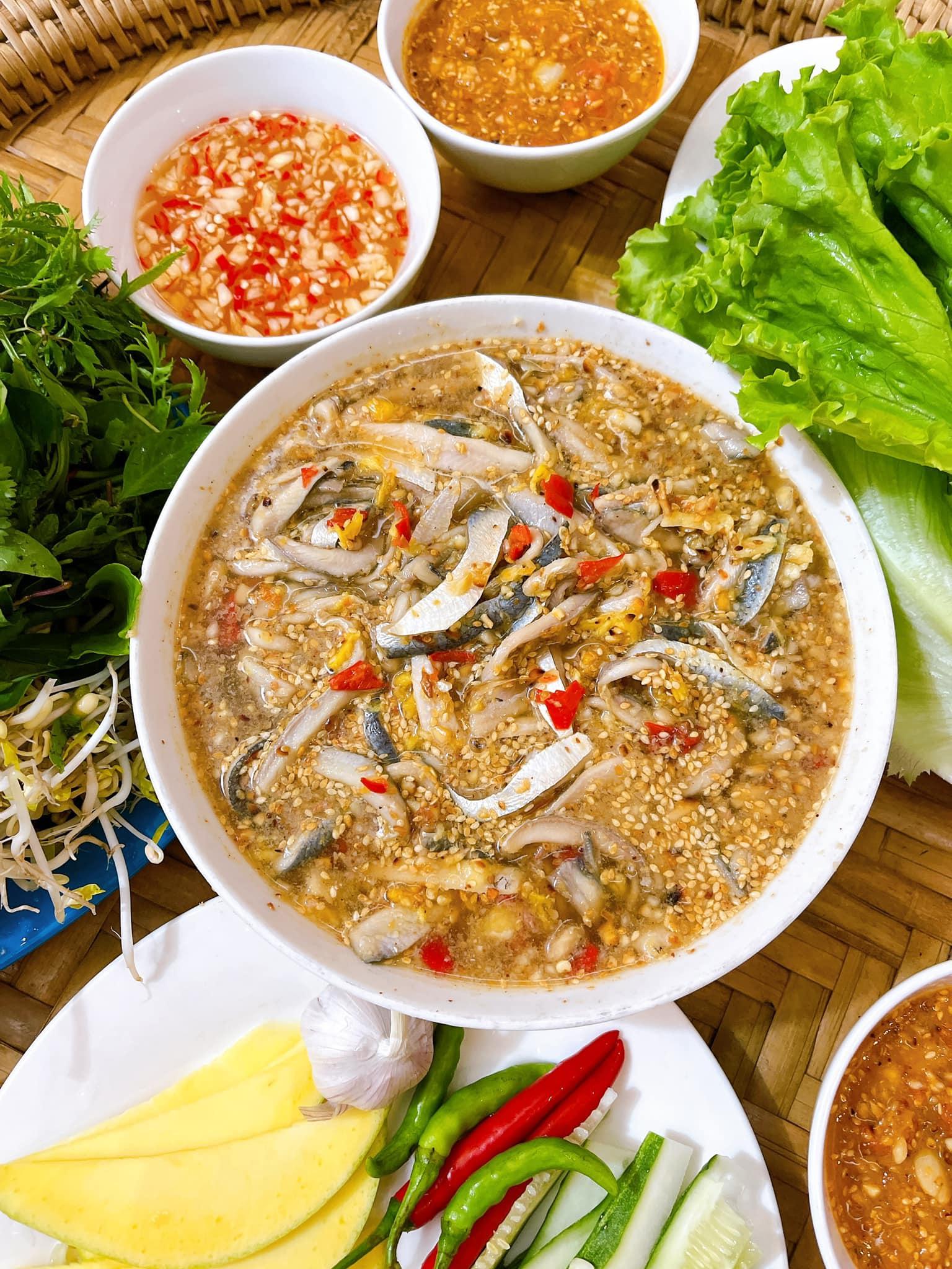 Đặc sản cá trích "ăn tươi nuốt sống" nổi tiếng ở Đà Nẵng - 1