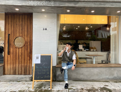 Ăn gì - Giới trẻ Hà Nội không vội vã khi quán cà phê mở cửa