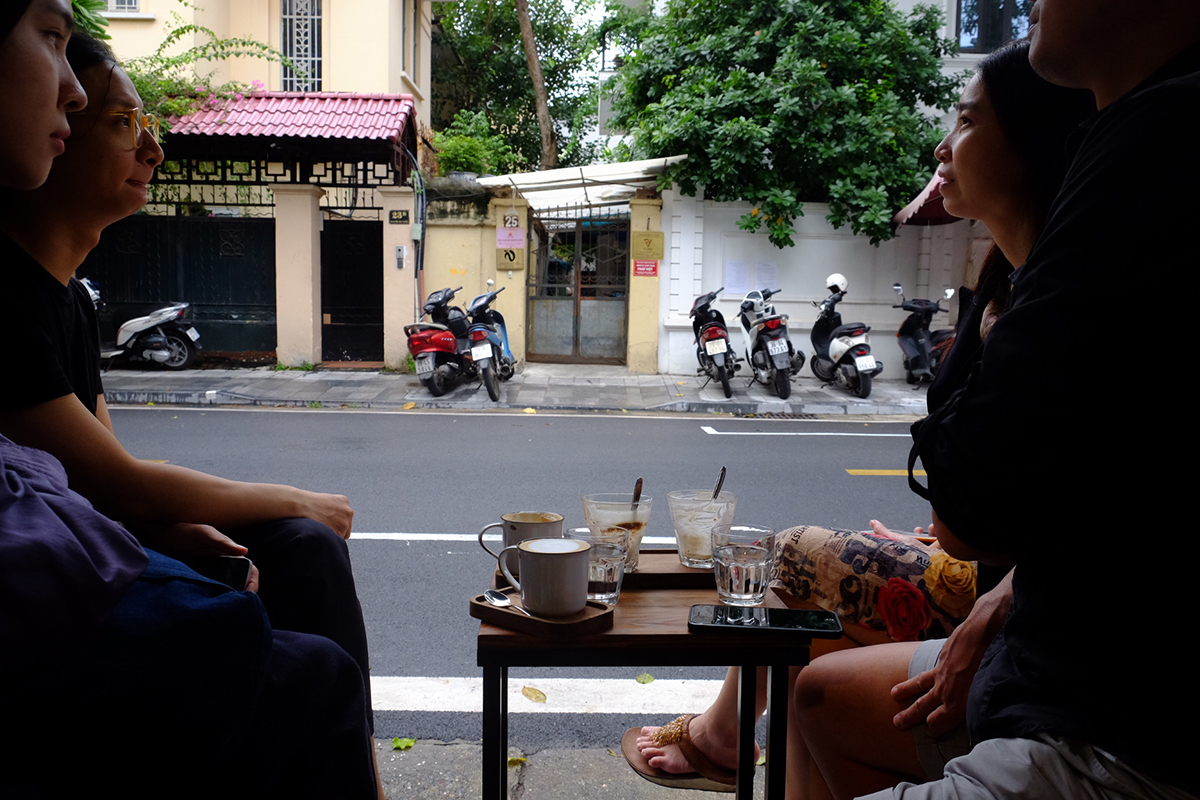 Giới trẻ Hà Nội không vội vã khi quán cà phê mở cửa - 2