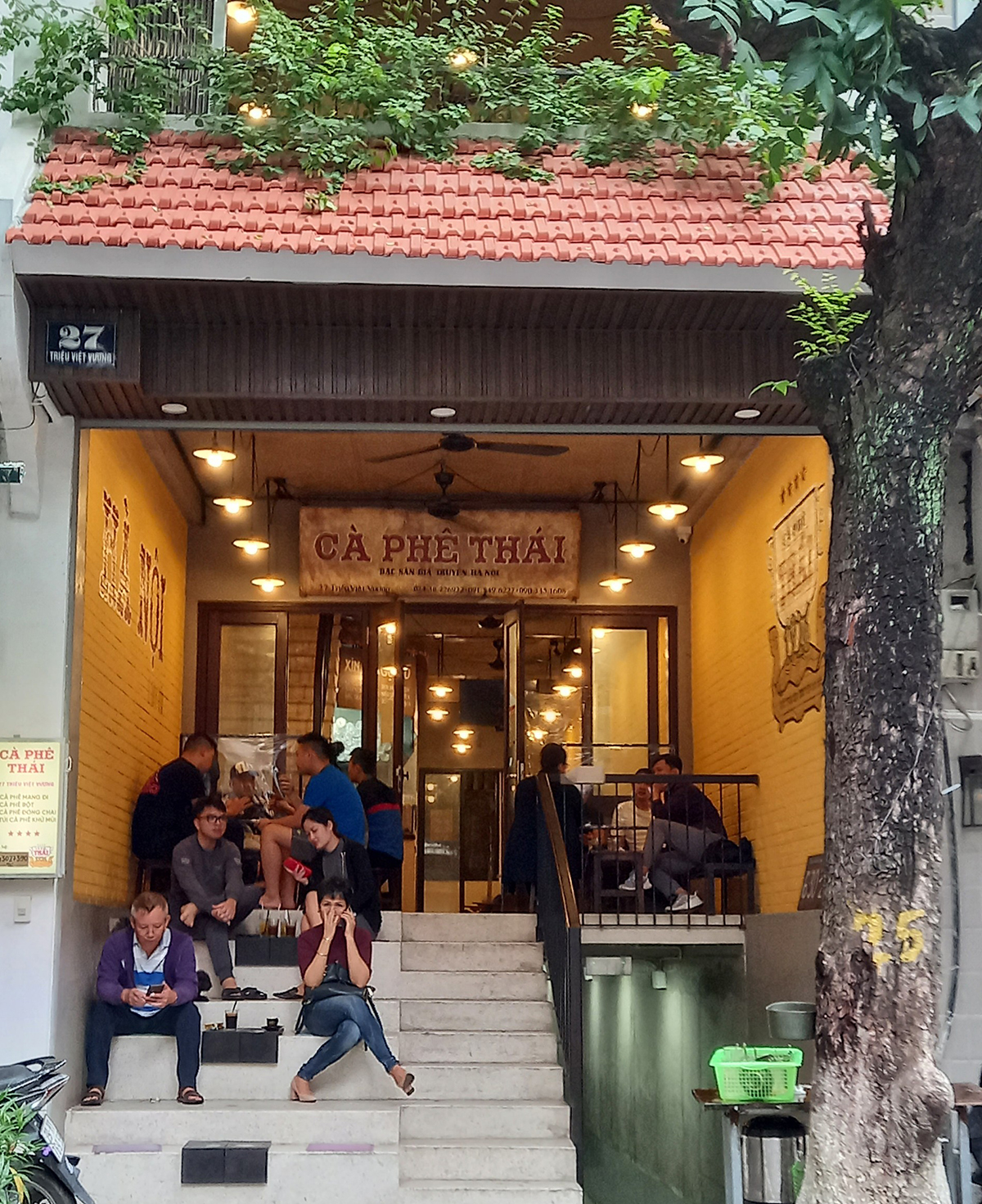 Giới trẻ Hà Nội không vội vã khi quán cà phê mở cửa - 4
