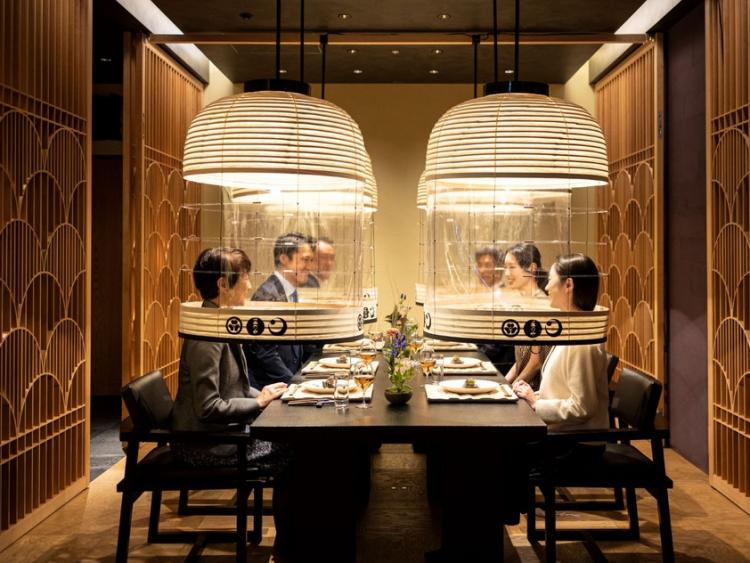 Ăn tối trong vách ngăn kiểu đèn lồng