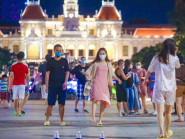 Người trẻ Sài Gòn “vui như Tết” vì sắp được vi vu