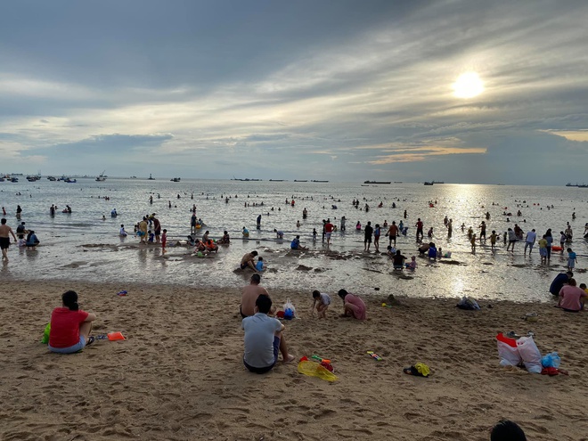 Bãi biển Vũng Tàu đông đúc ngày cuối tuần - 1