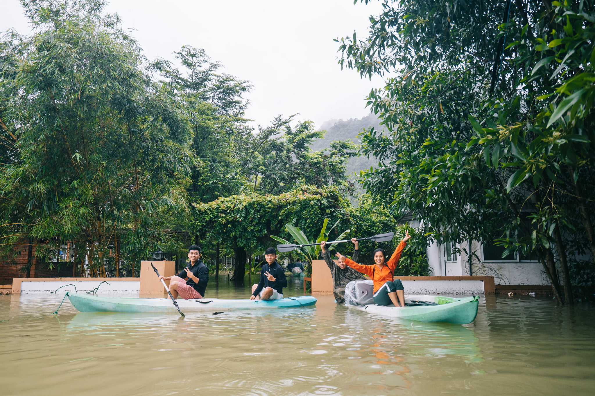 Khách Sài Gòn ngỡ ngàng khám phá “cực phẩm” hang động Quảng Bình mùa mưa - 7