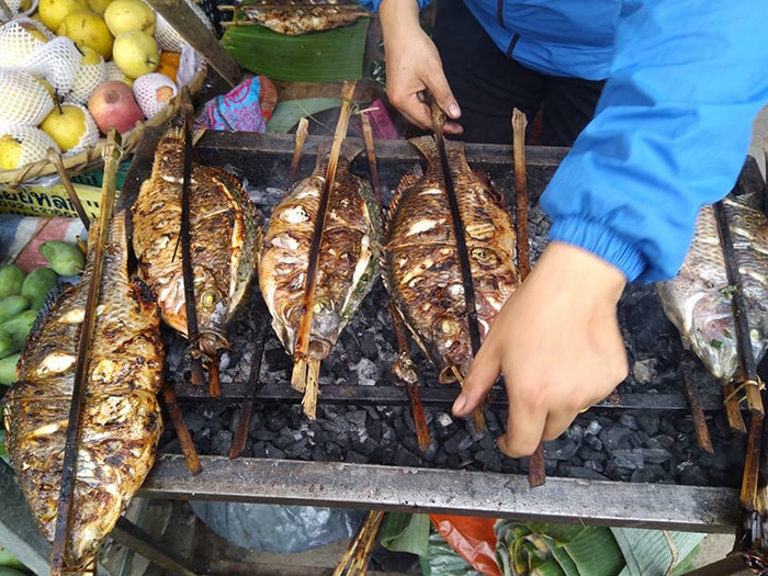 Cá suối nướng Tây Bắc "hút khách" đầu đông, tiểu thương bán ngày hơn trăm con - 3