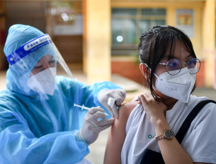 Ngày đầu tiêm vaccine Covid-19 cho học sinh tại Việt Nam