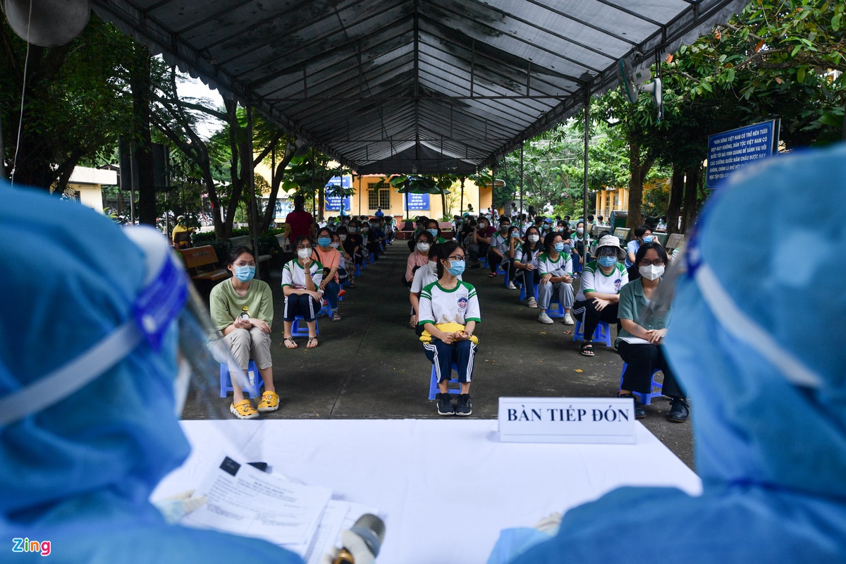 Ngày đầu tiêm vaccine Covid-19 cho học sinh tại Việt Nam - 1