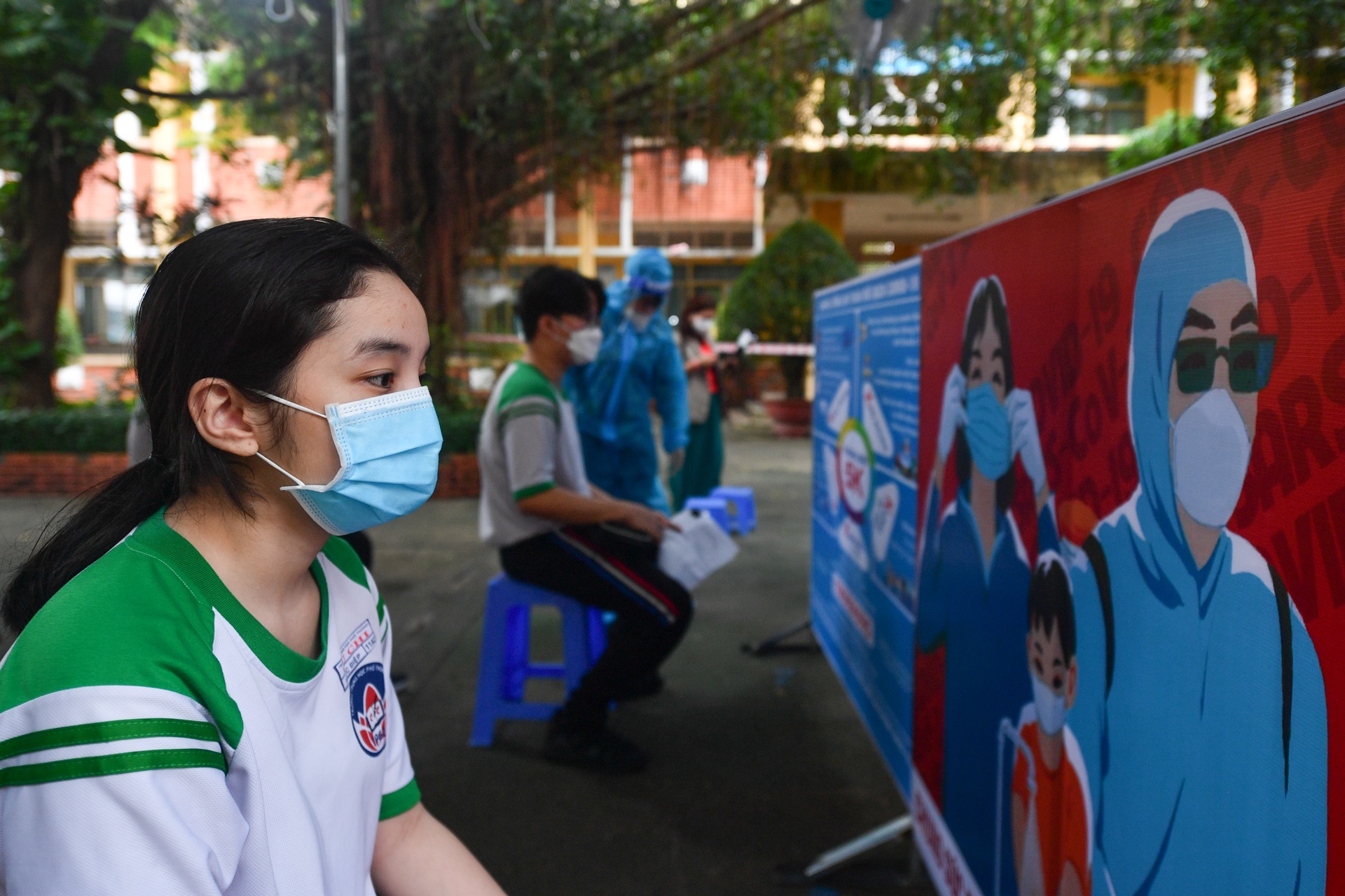 Ngày đầu tiêm vaccine Covid-19 cho học sinh tại Việt Nam - 5