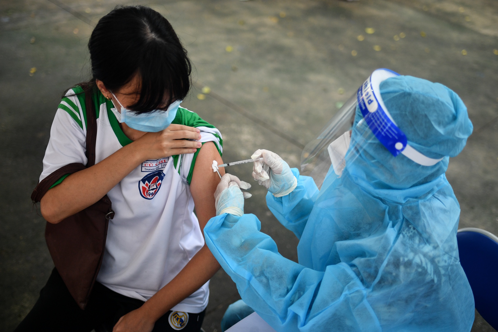 Ngày đầu tiêm vaccine Covid-19 cho học sinh tại Việt Nam - 6